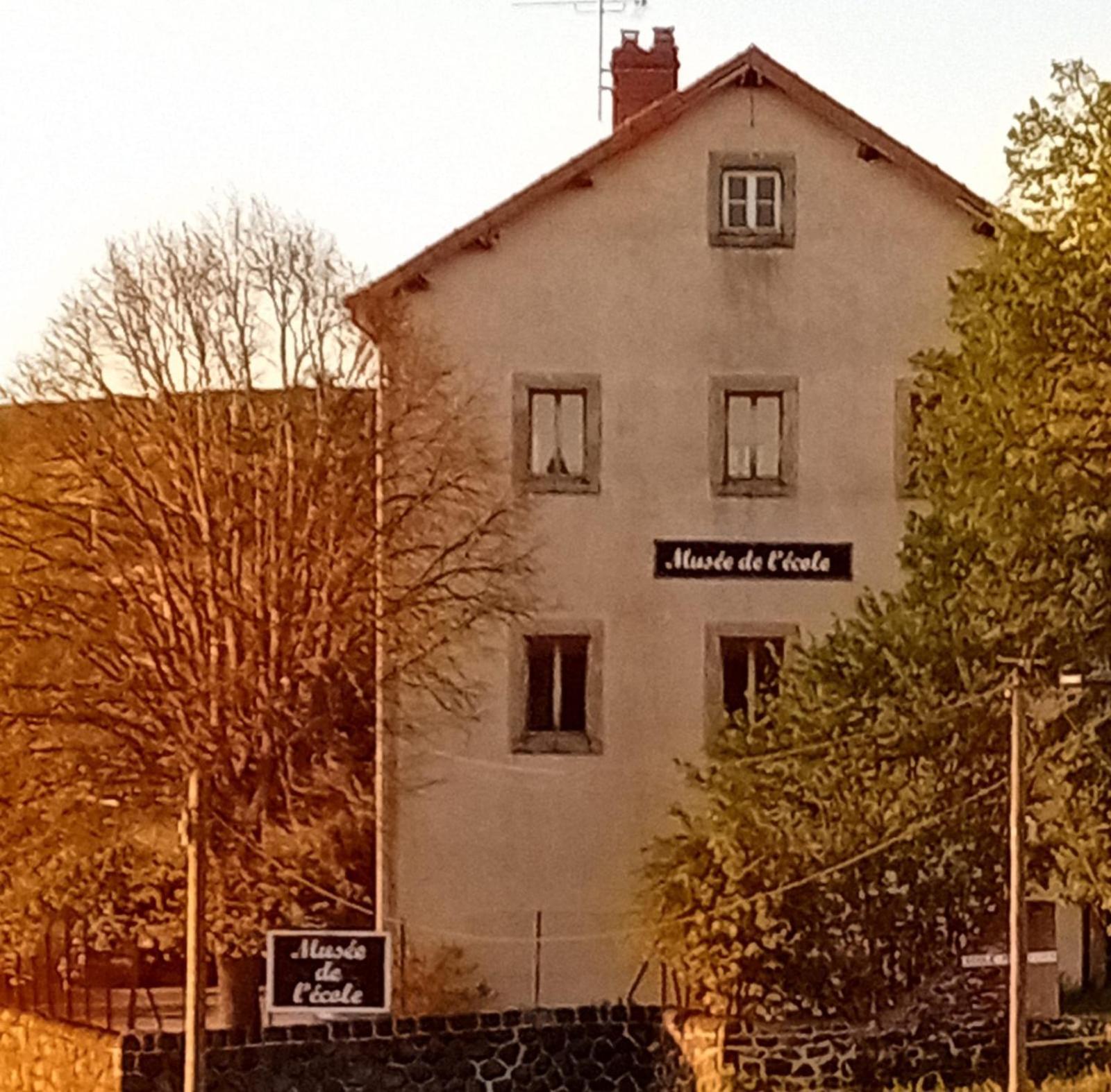 Gite Et Chambres D'Hotes Du Musee Ecole Le Monastier sur Gazeille Exterior photo